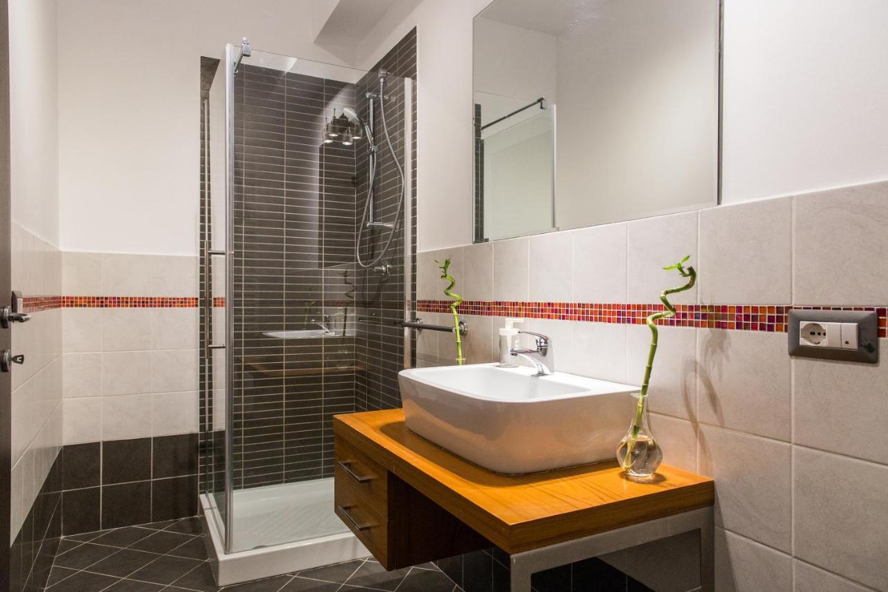 One Love Metropolitan Apartment Bukares Bagian luar foto