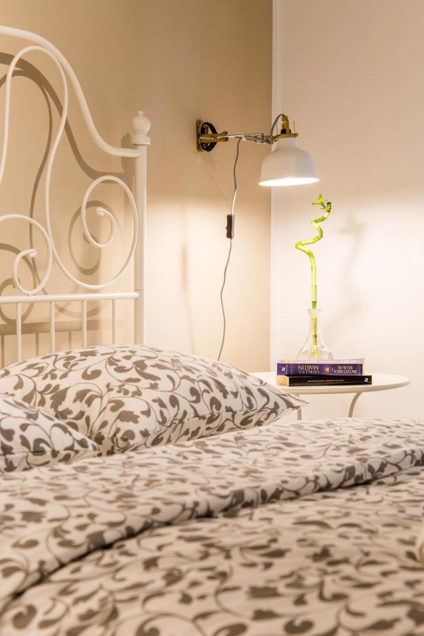 One Love Metropolitan Apartment Bukares Bagian luar foto
