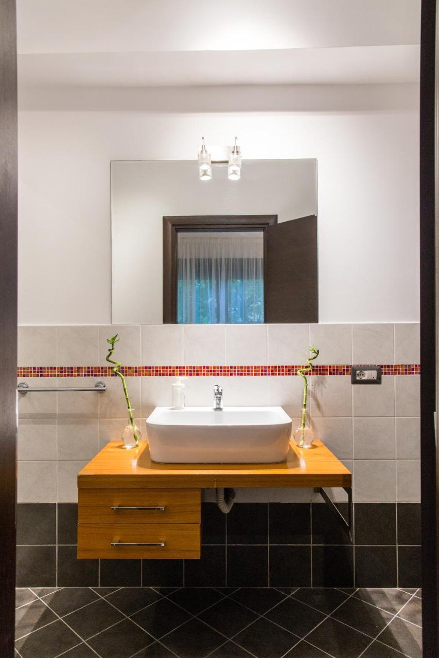 One Love Metropolitan Apartment Bukares Bagian luar foto
